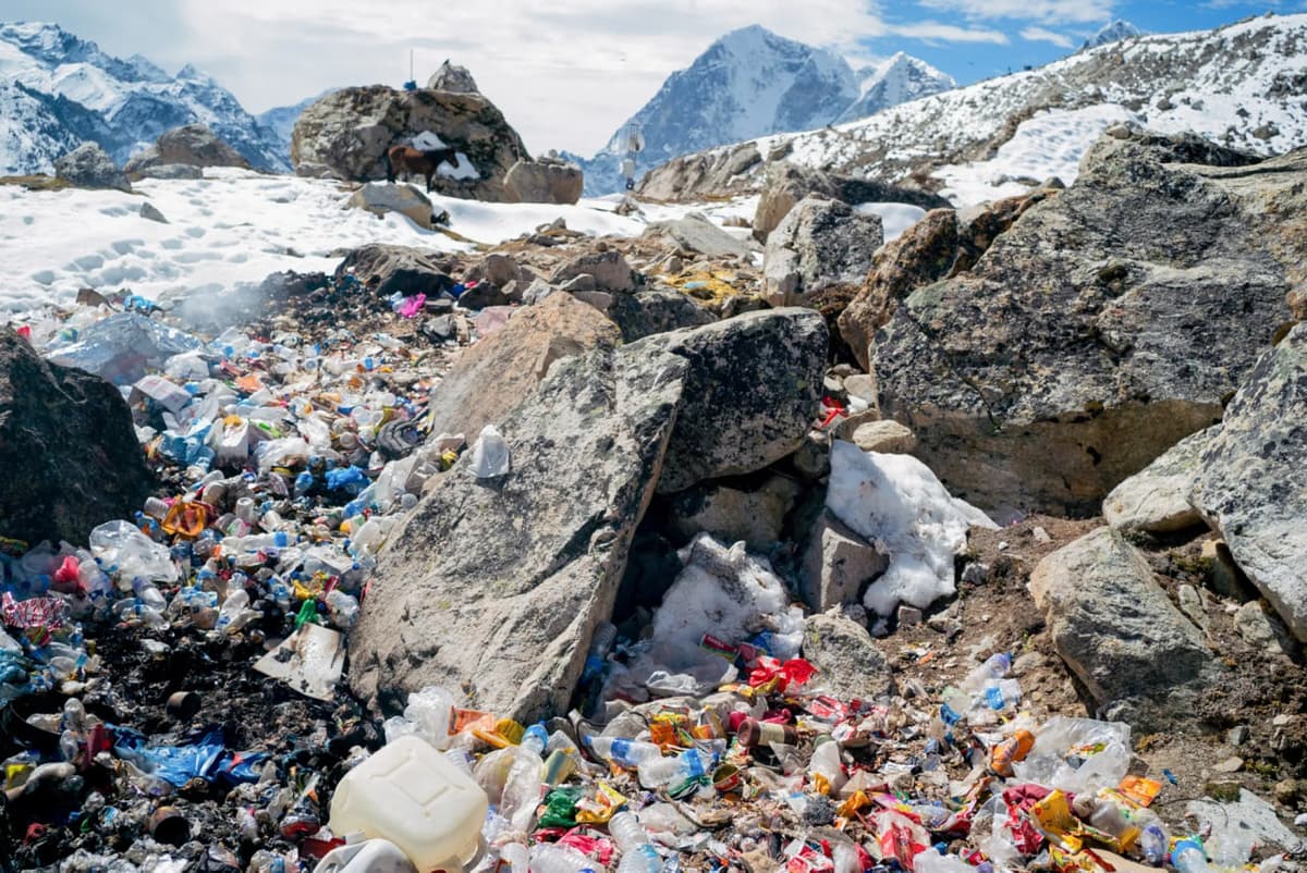 Dronlar Everest yonbag‘irlarini chiqindilardan tozalashni boshladi