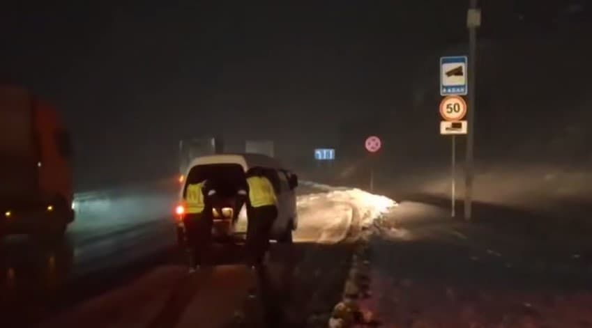 На перевале Камчик несколько автомобилей съехали в кювет