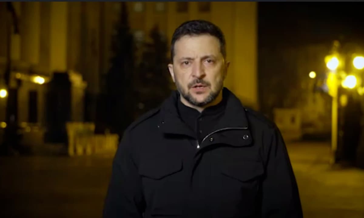 Zelenskiy ko‘chada turib murojaat qildi