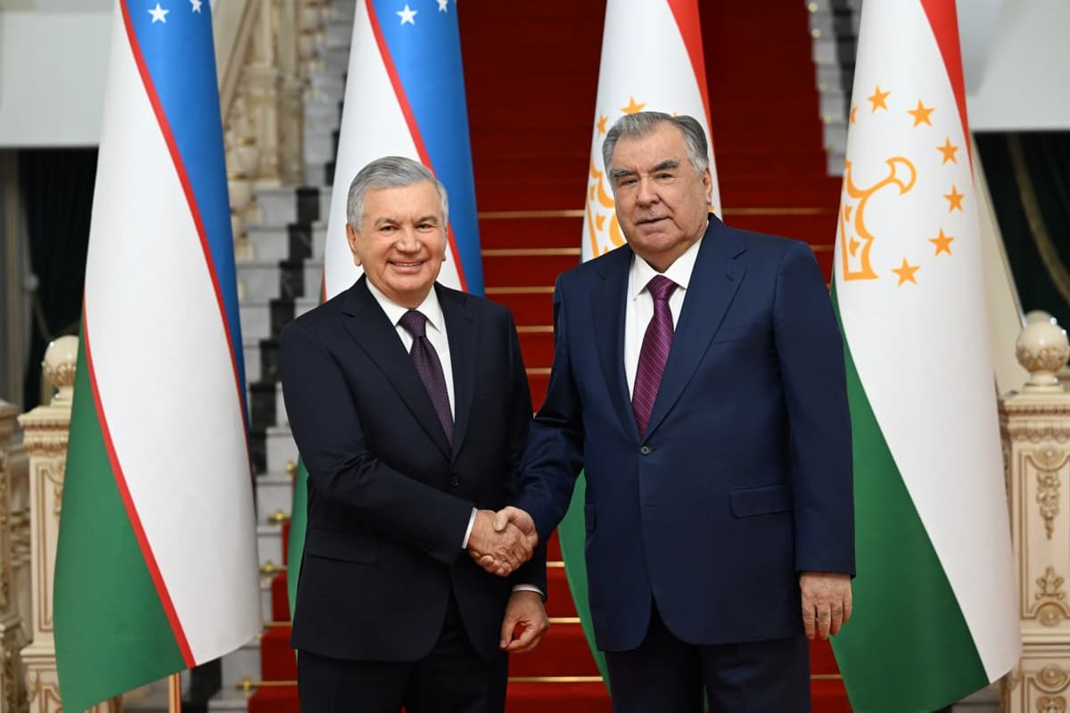 Shavkat Mirziyoyev Tojikistonga safarini Imomali Rahmon bilan uchrashuvdan boshladi