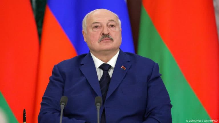 Lukashenko Zelenskiy bilan urushni tugatishni muhokama qilishga tayyor
