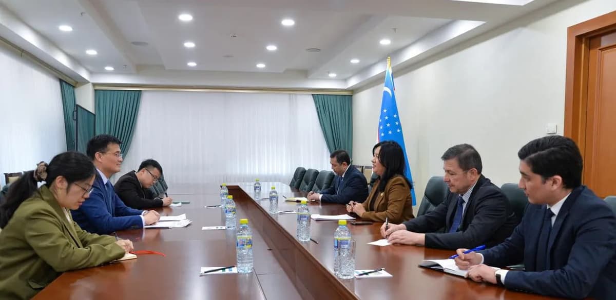 Özbekiston taşqi işlar vaziri maslahatçisi Xitoy elçisi bilan uçraşdi