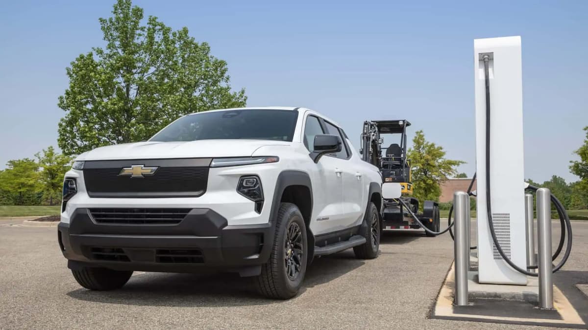 Chevrolet Silverado бир марта тўлиқ қувватланиш билан 1705 км масофа босиб ўтди