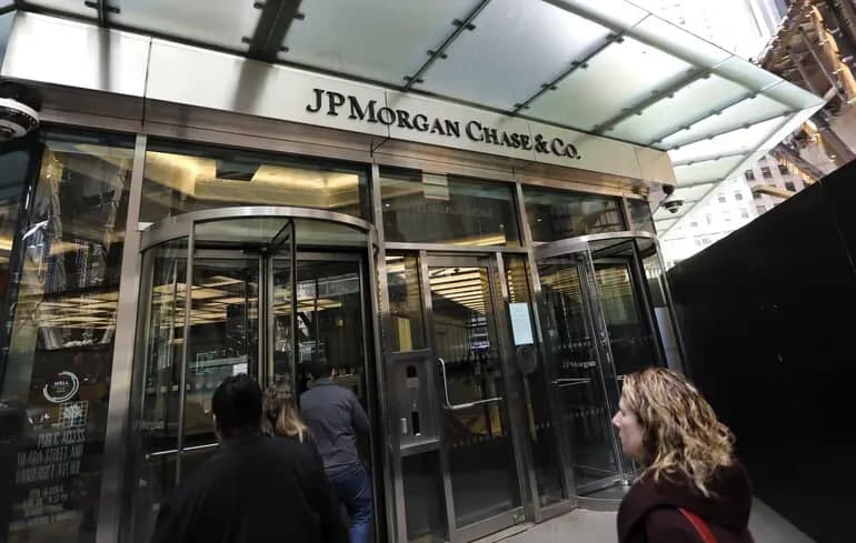 WSJ: JPMorgan Россиядан юборилган 2 млрд долларни музлатиб қўйди