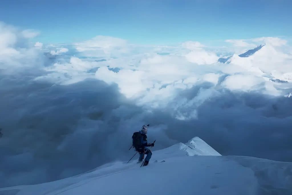 Alpinist Everestdan chang‘ida tushib, tarixga kirdi