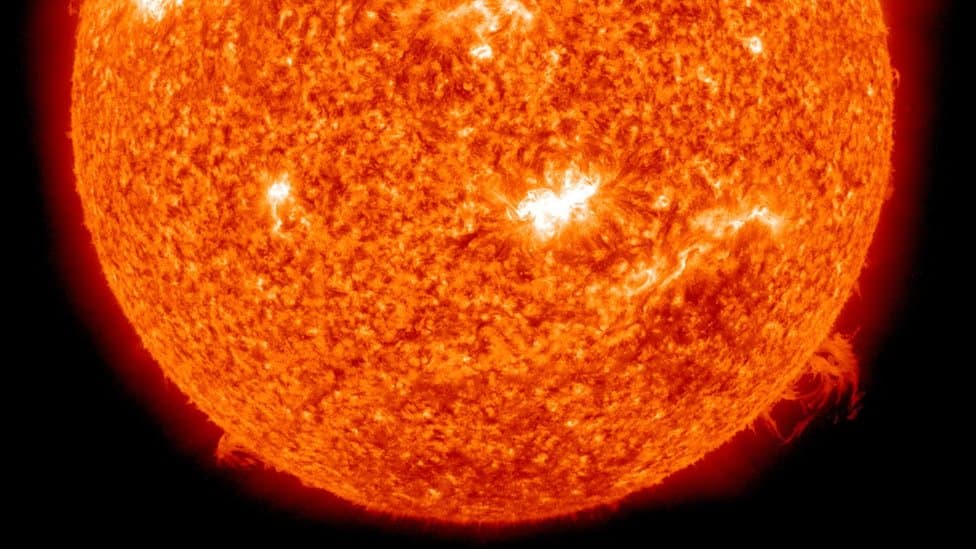 NOAA: Quyosh chaqnashi elektr tarmoqlari va sun’iy yo‘ldosh tizimlarini buzishi mumkin