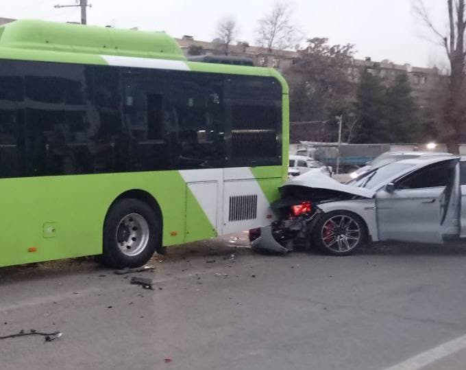 Тошкентда BYD ва автобус ўзаро тўқнашди