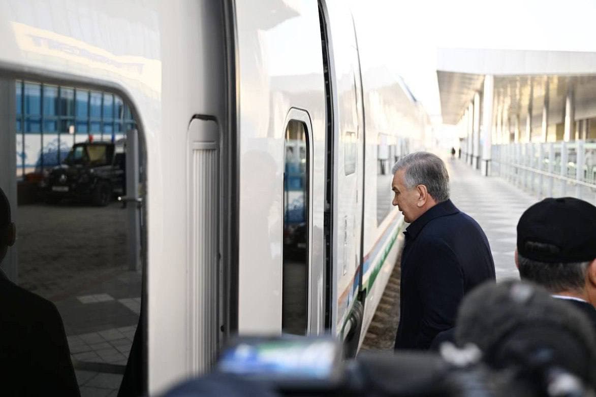 Shavkat Mirziyoyev “Afrosiyob” poyezdida Jizzax viloyatiga yo‘l oldi