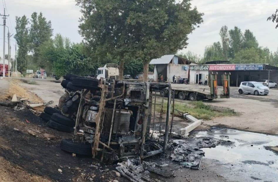 Toshkent viloyatida Cobalt’ga urilgan yuk mashinasi yonib ketdi