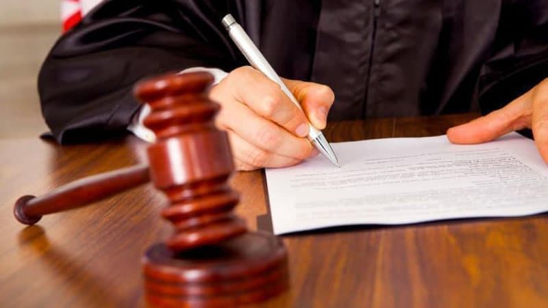 Суд қарорлари ижросини тўхтатиш тартиби қатъийлаштирилиши мумкин