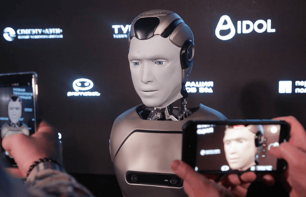 Rossiyada sun’iy intellektli odamsimon robot IDOL taqdim etildi. Robot sahnada yiqilib, mashhur bo‘ldi