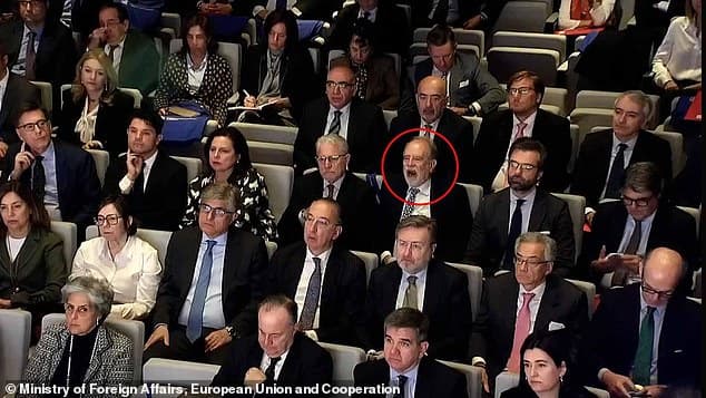 Ispaniyalik diplomat konferensiya vaqtida mudrab o‘tirgani uchun ishdan bo‘shatildi