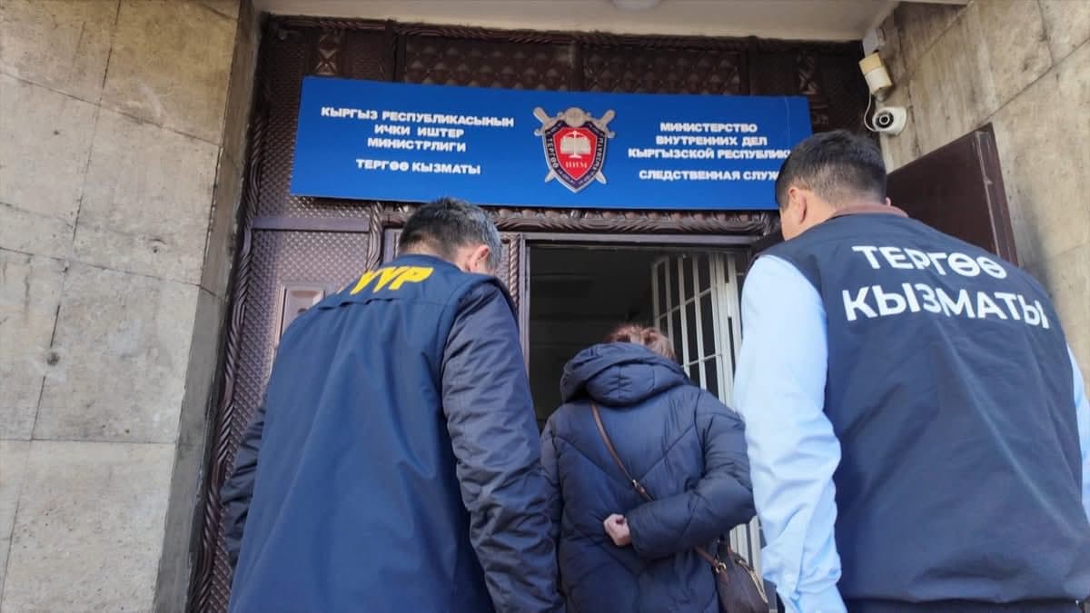 Qirg‘izistonda sobiq sudyalar va prokuror seriyali qotilning jazosini yengillashtirgani uchun hibsga olindi