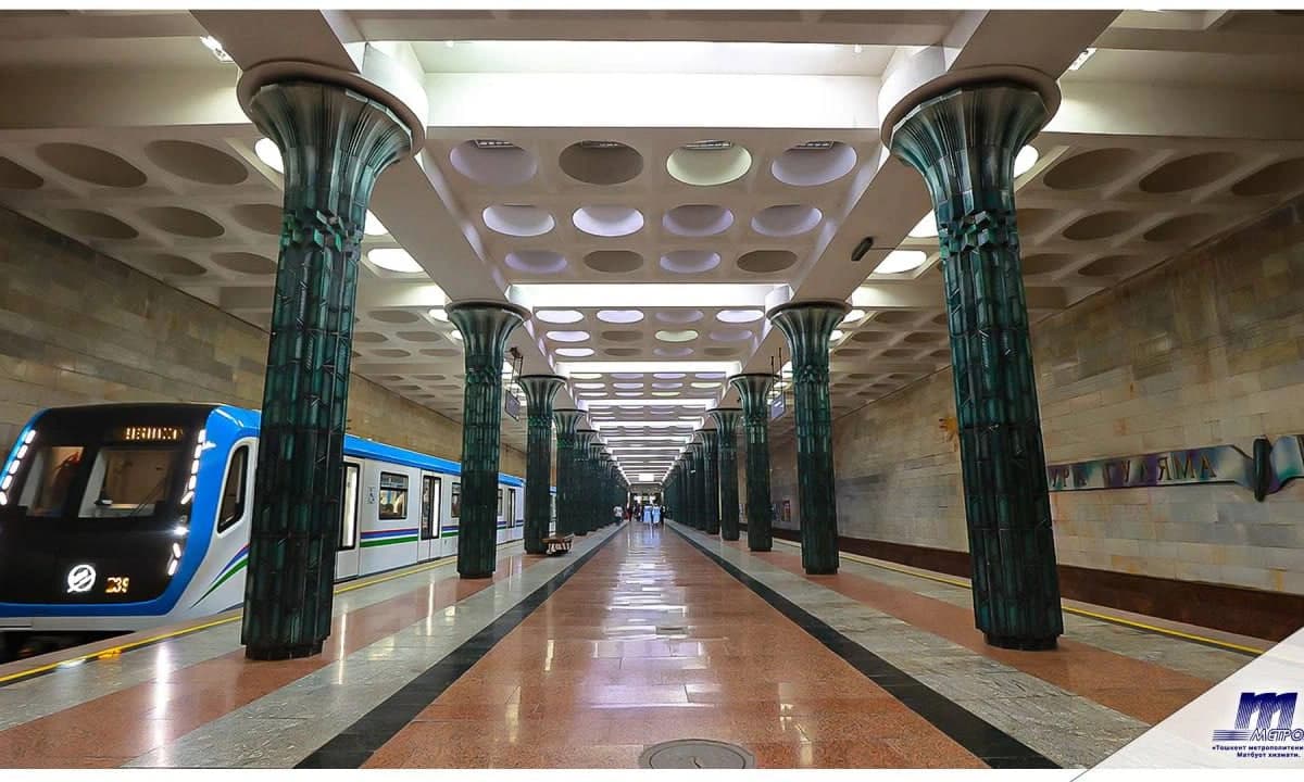 Тошкент метросида йўловчи поезд йўлига тушиб кетди