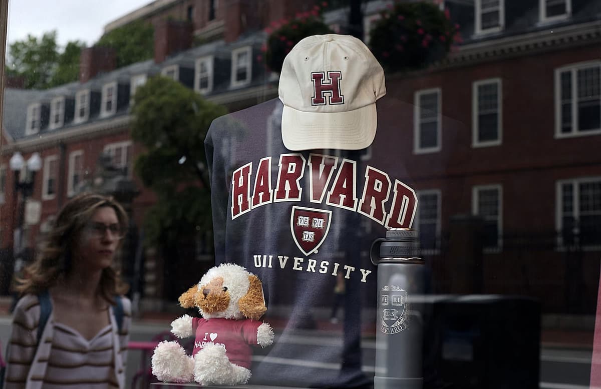 Tramp Harvarddan milliard dollar «tovon puli» talab qildi