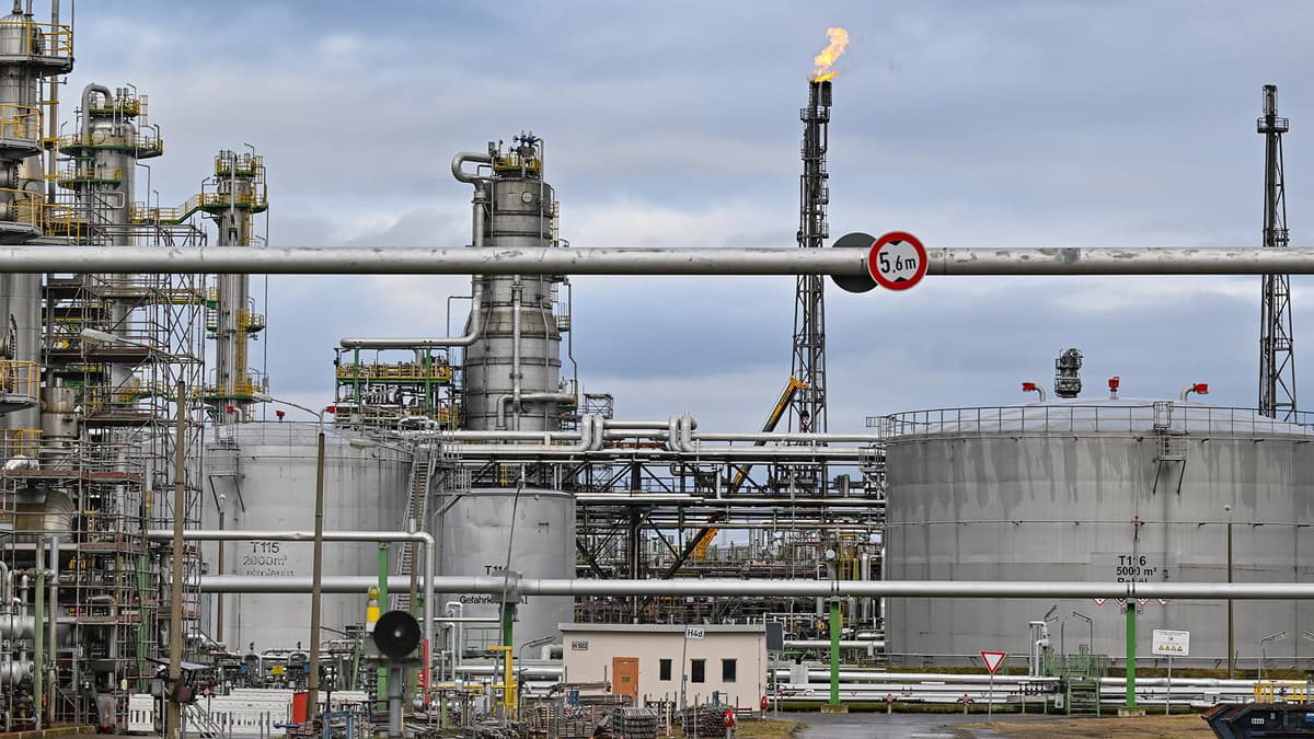 ОАВ: АҚШ “Роснефть”нинг Германиядаги шуъба компаниясини санкциялардан чиқаради