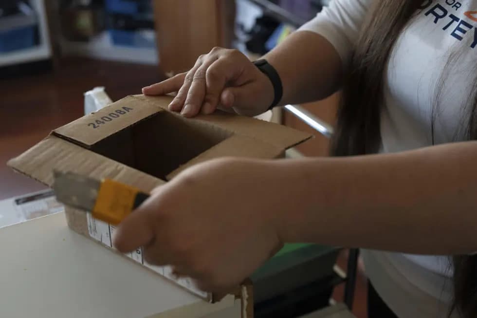 AQShda 800 dollargacha bo‘lgan tovarlarga ham boj solish tartibi to‘liq kuchga kirdi