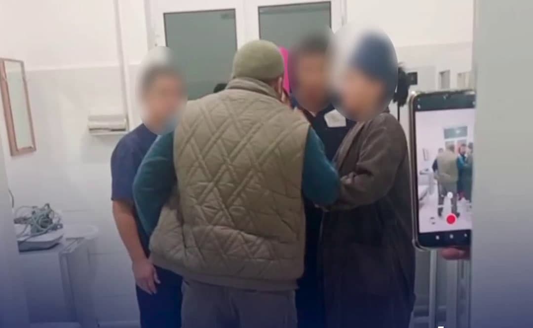 В Сырдарьинской области в больнице сын пациентки избил врача