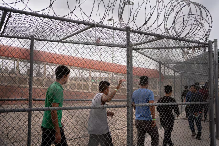 Tramp yil davomida 1 mln migrantni AQShdan deportatsiya qilishni rejalashtirmoqda - WP