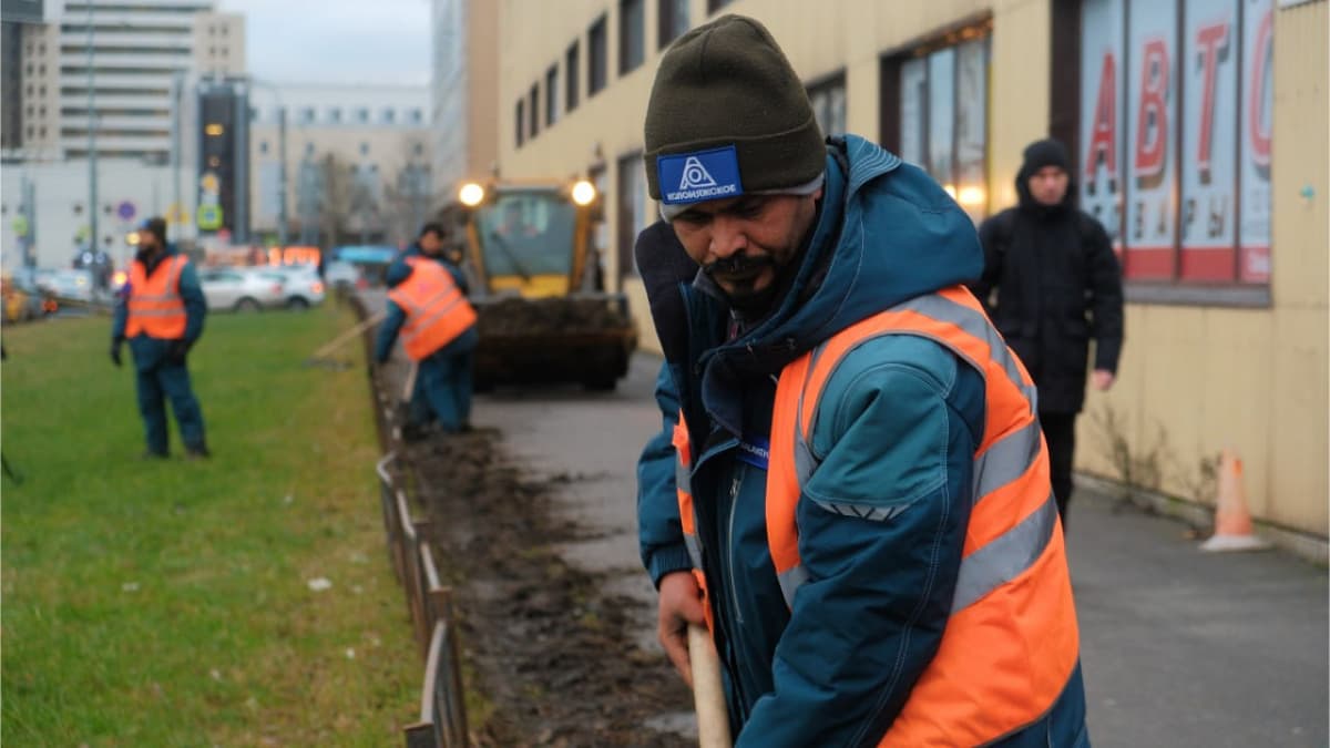 На улицах Санкт-Петербурга начали работать трудовые мигранты из Индии