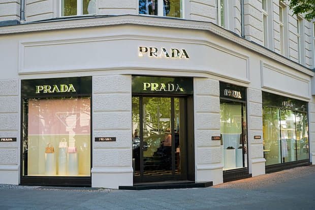Prada приобрела модный дом Versace за 1,25 млрд евро