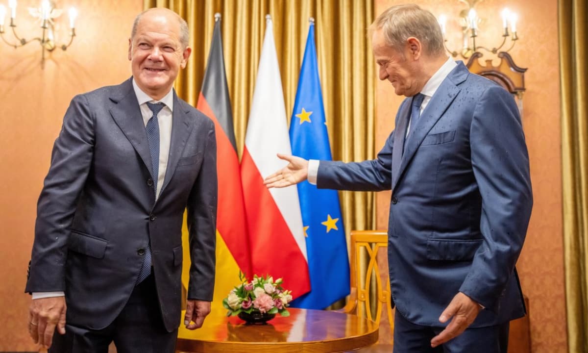 Tusk Sholsni tanqid qildi va migratsiya qonunini kuchaytirishga tayyor