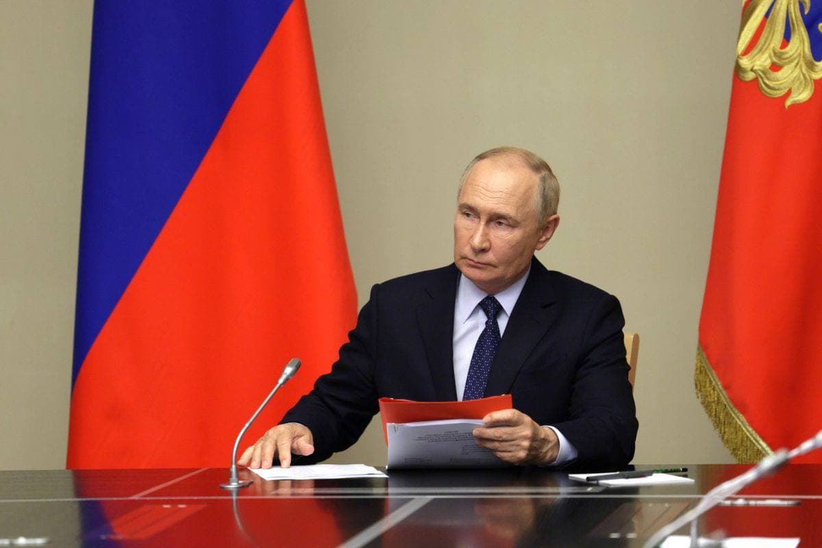 Путин Украинадаги жанговар ҳаракатларни ҳозирги фронт чизиғи бўйлаб тўхтатишни таклиф қилди — FT