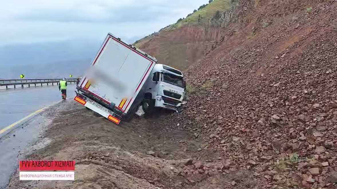 Қамчиқда юк машинаси ва Gentra хандаққа тушиб кетди