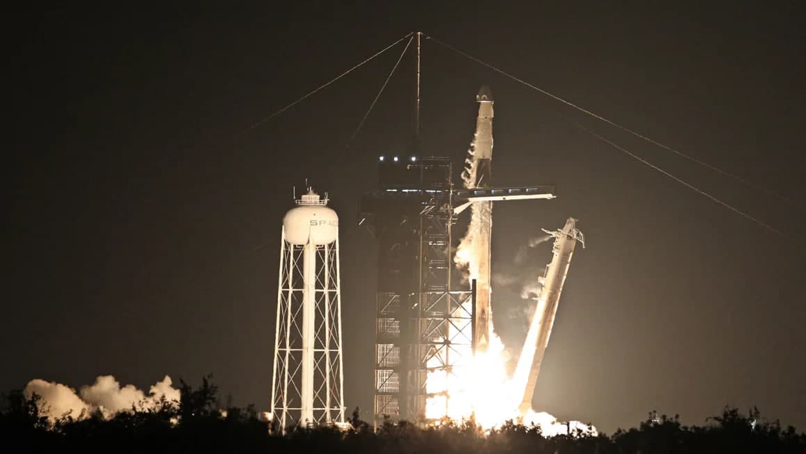 Professional bo‘lmagan astronavtlardan iborat ekipaj tarixda ilk bor Yer qutblari ustidan uchib o‘tadi