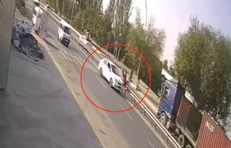 Андижонда пиёдалар ўтиш жойидан ўтаётган болаларни машина уриб кетди