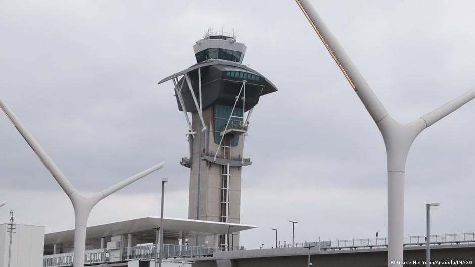 Shatdaun: Tramp ishga chiqmayotgan aviadispetcherlarga tahdid qildi