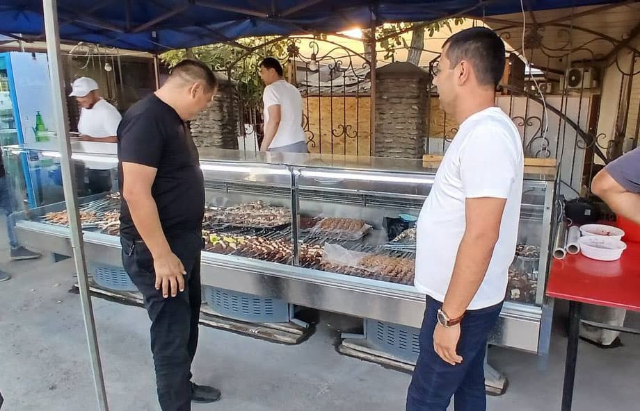 В Ташкентской области оштрафовали владельца чайханы за видео с шашлыком из воробьев