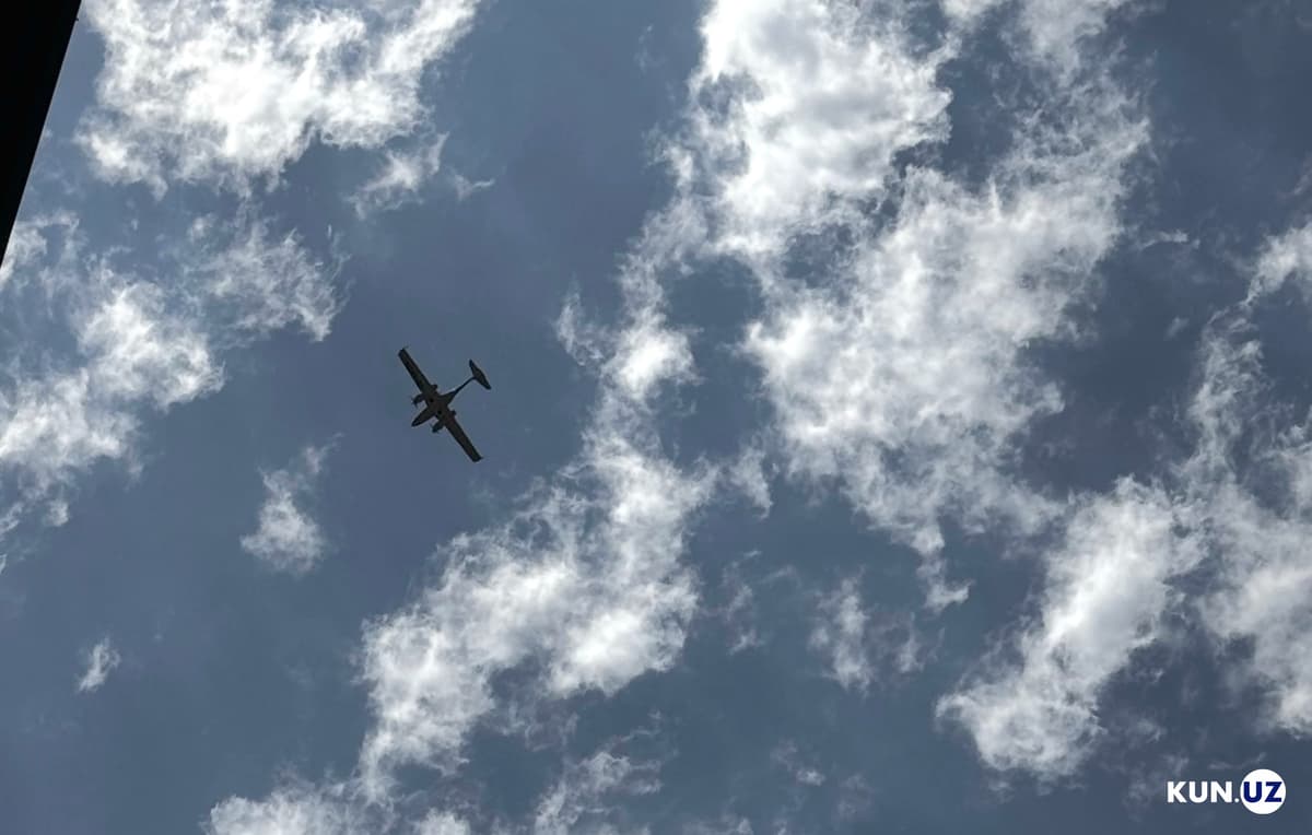 Toshkent osmonidagi kichik samolyot Sharqiy aeroport navigatsiya tizimini sozlamoqda