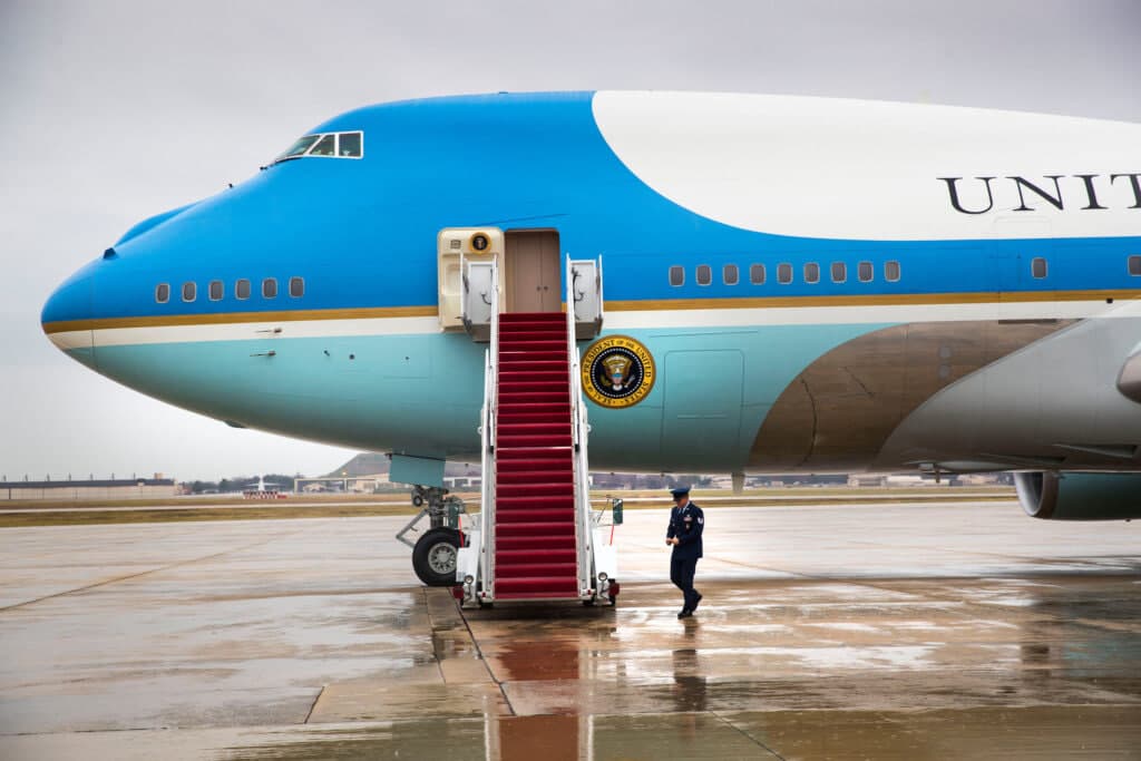 Air Force One едва не столкнулся с пассажирским самолетом над Лонг-Айлендом