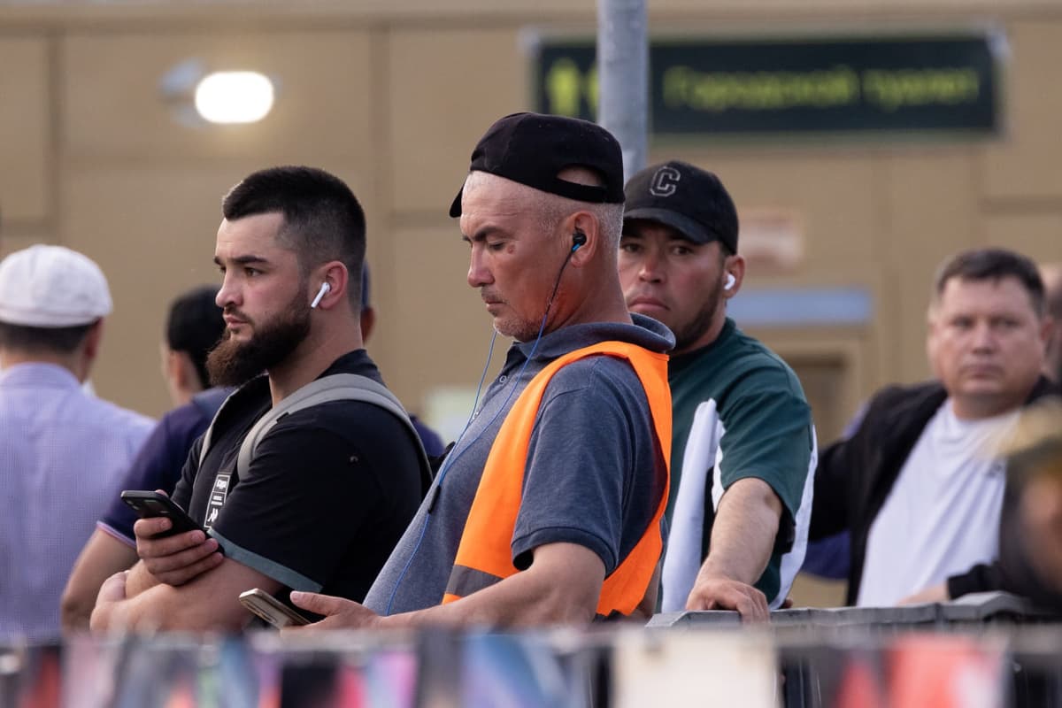 Rossiyada biometrik ma’lumotlarini topshirmagan migrantlar mobil aloqadan mahrum qilinadi