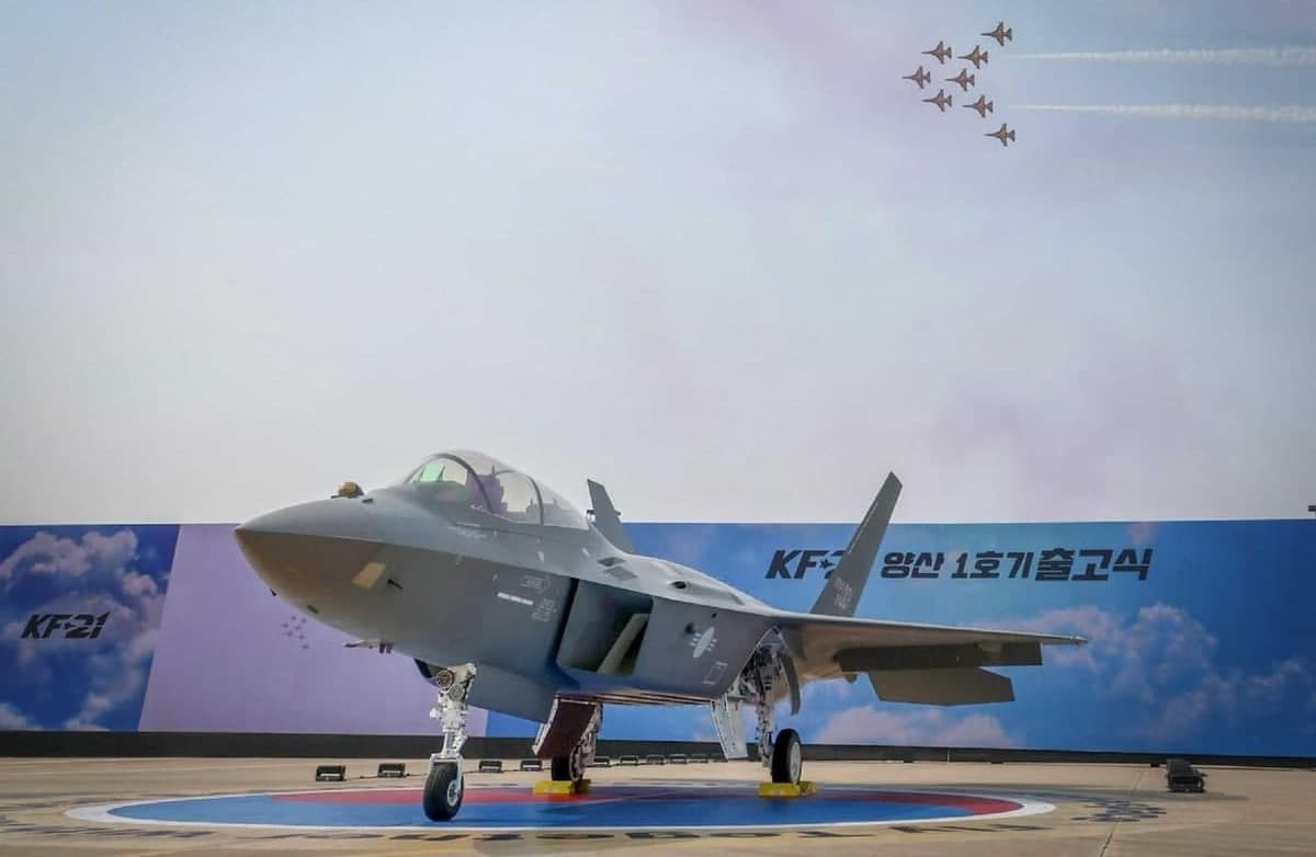 Жанубий Корея биринчи серияли KF-21 қирувчисини намойиш қилди