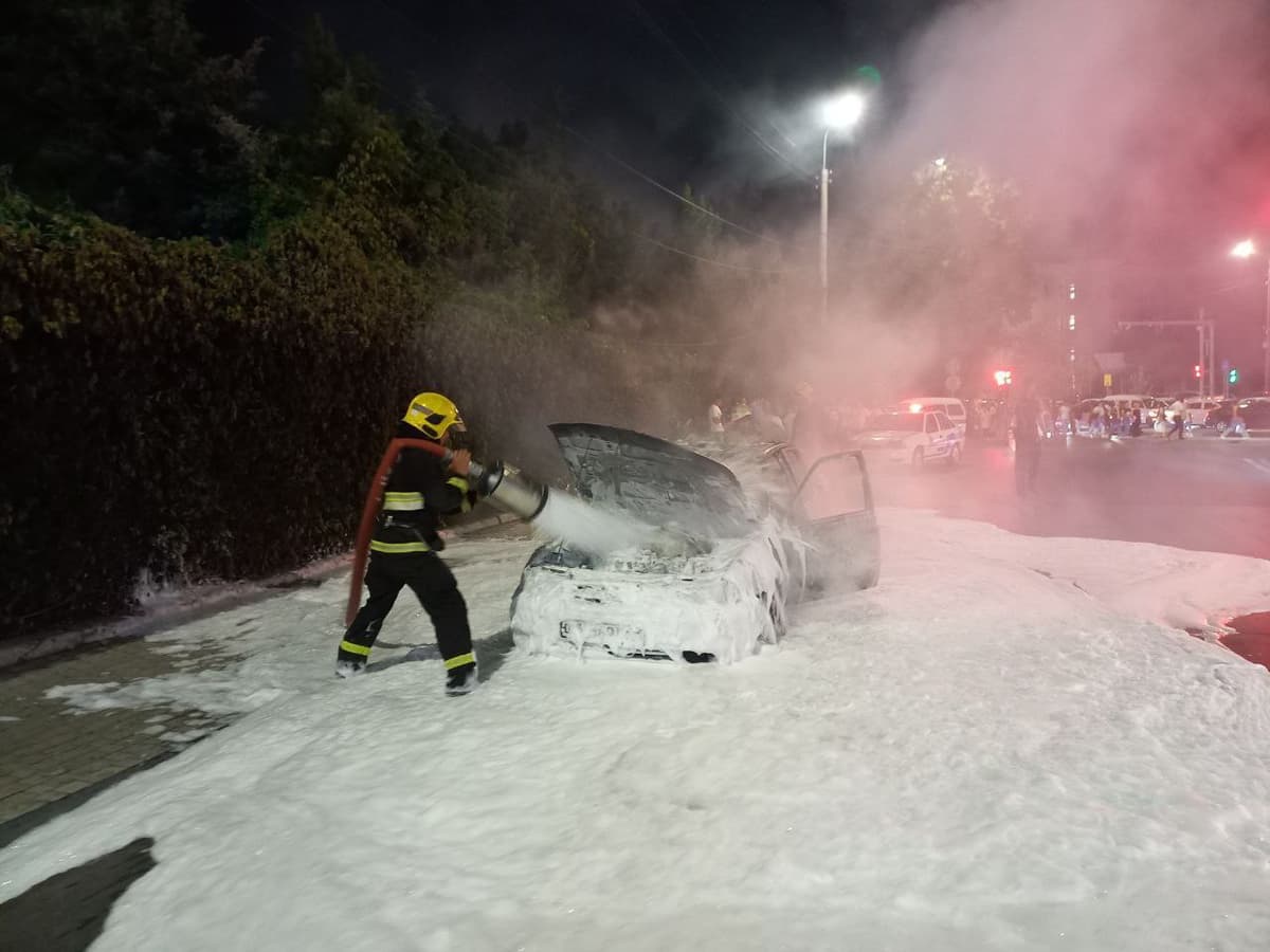 Seul ko‘chasida avtomobil yonib ketdi