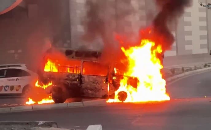 В Яшнабадском районе сгорел микроавтобус