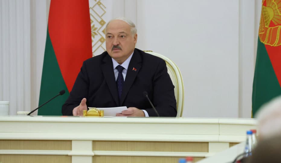 Lukashenko yana 32 nafar siyosiy mahbusni afv etdi