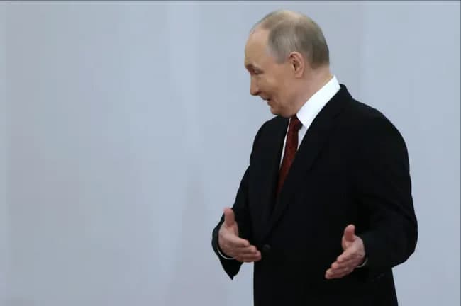 Putin Donbass evaziga Ukrainada o‘t ochishni to‘xtatishini aytgan. Zelenskiy javob qaytardi