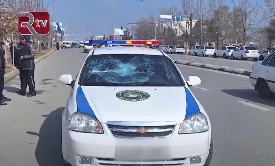 В Шахрисабзе водитель разбил стёкла машины СБДД из-за административного штрафа