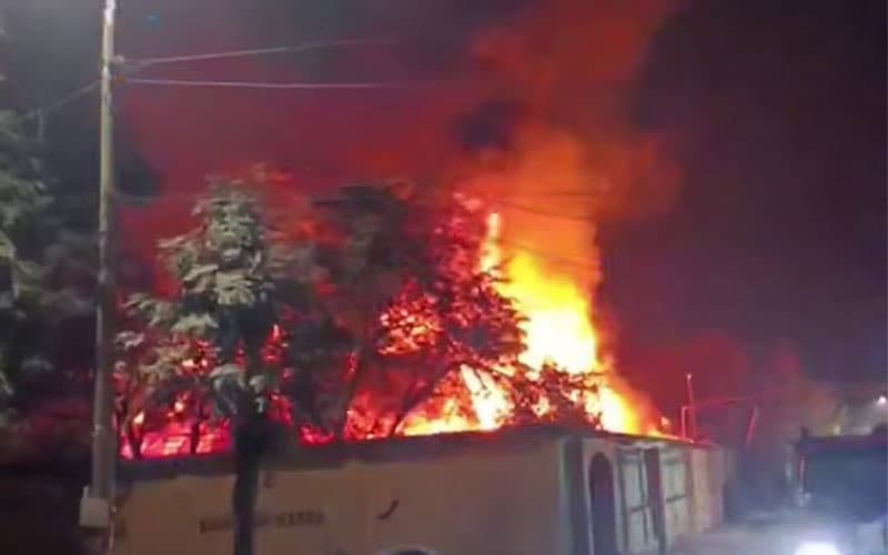 В одном из деревянных домов в Янгихаётском районе произошёл пожар
