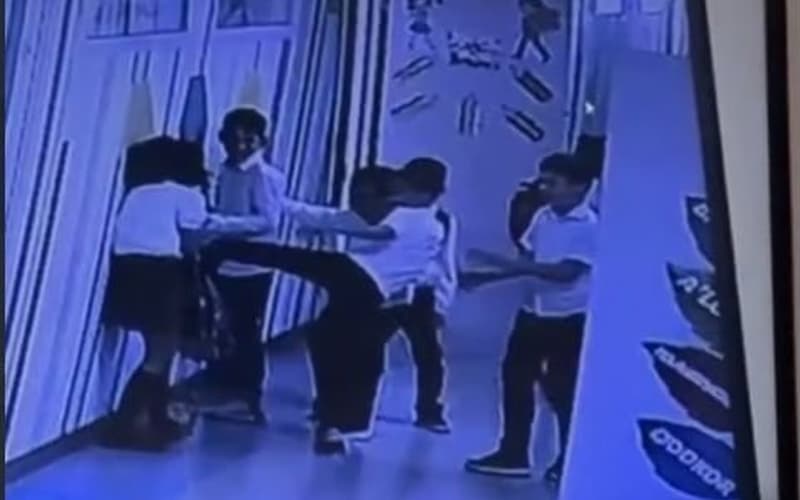 Toshkentdagi maktabda 4-sinf o‘quvchilari sinfdosh qizni kaltakladi