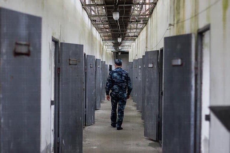 Россияда колониядан қочган Ўзбекистон фуқароси 10 йилга озодликдан маҳрум этилди