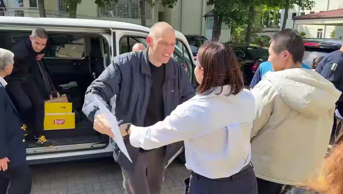 Беларус мухолифати вакили Сергей Тихановский қамоқдан озод этилди