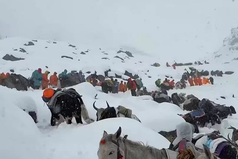 Сотни туристов спасены с Эвереста после сильной снежной бури