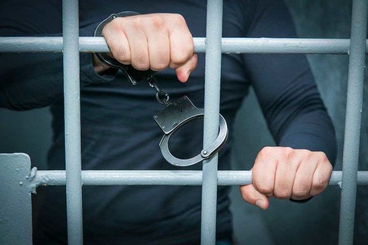 «Бил нас головами о стену» – в Зангиате мужчина, систематически избивавший своих дочерей-близняшек, приговорён к 3 годам лишения свободы