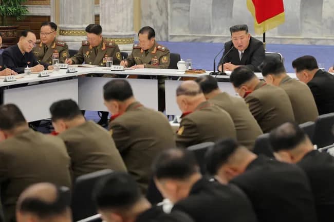 Kim Chen In «aqlga sig‘mas hodisa»ga guvoh bo‘ldi: uning yangi esminetsi suvga tushirish chog‘ida ag‘darilib ketdi