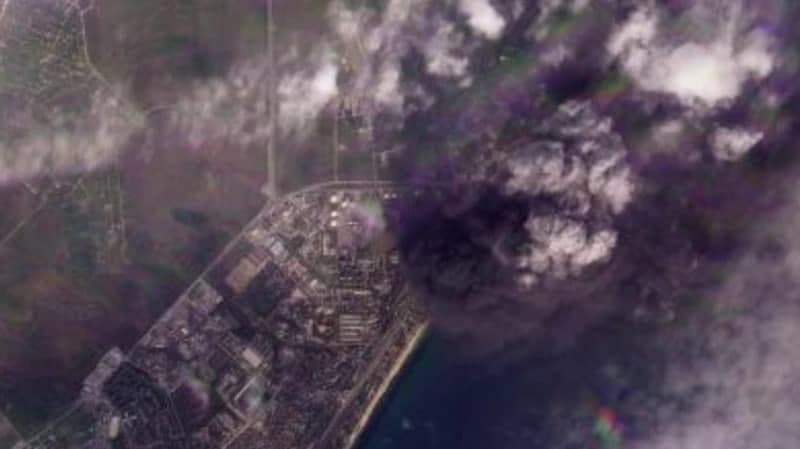 Феодосиядаги нефт базаси учинчи кундирки ёнмоқда. Бу ҳақда нималар маълум?