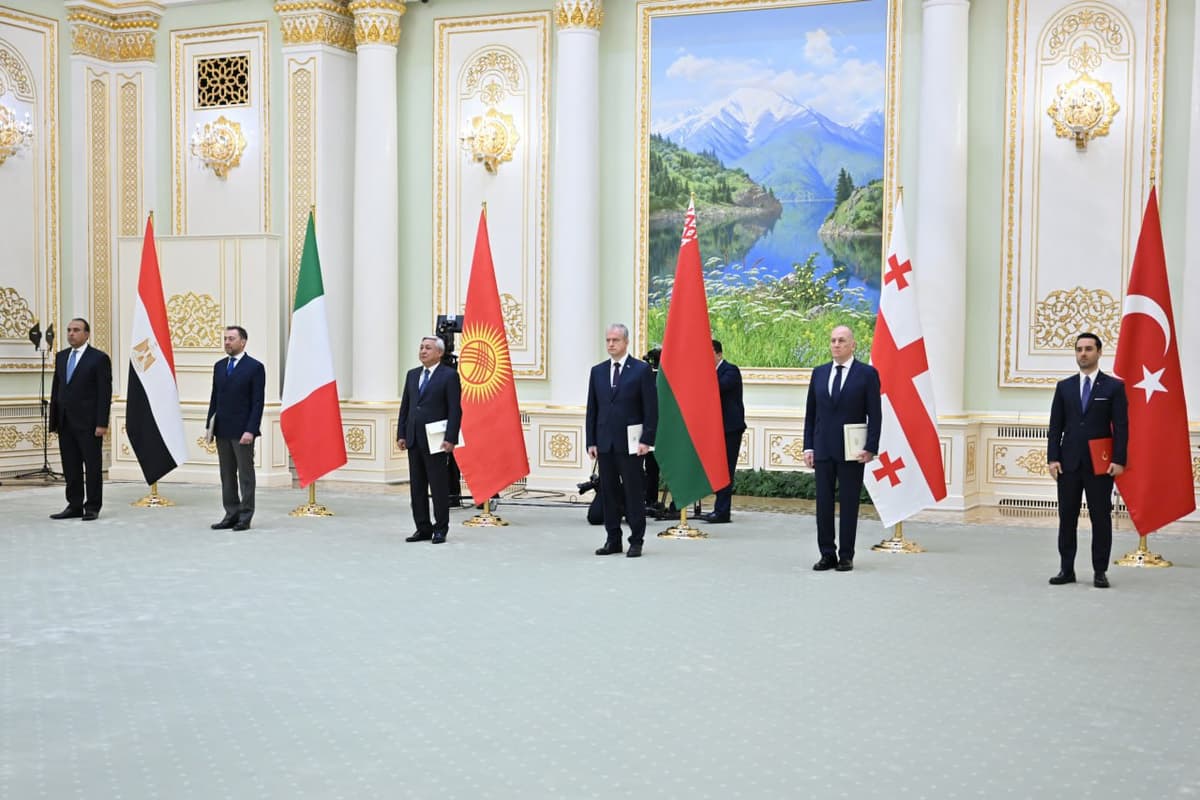 Shavkat Mirziyoyev receives letters of credence from ambassadors of six countries